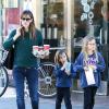 Jennifer Garner emmenant ses filles Violet et Seraphina chez Starbucks à Brentwood (Los Angeles) le 15 décembre 2013