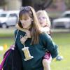 Jennifer Garner allant chercher sa fille Violet après son tournoi de foot et son trophée, à Pacific Palisades (Los Angeles) le 15 décembre 2013