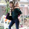 Jennifer Garner allant chercher sa fille Violet après son tournoi de foot et son trophée, à Pacific Palisades (Los Angeles) le 15 décembre 2013