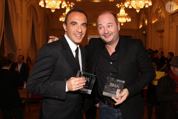 Nikos Aliagas et Sébastien Cauet lors de la cérémonie de remise des SMA (Social Media Awards) au Palais Brongniart à Paris, le 10 décembre 2013