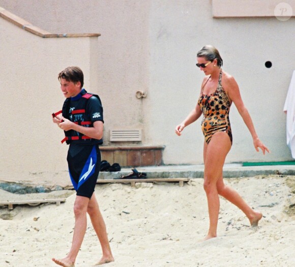 La princesse Lady Diana avec son fils William à Saint-Tropez le 16 juillet 1997.