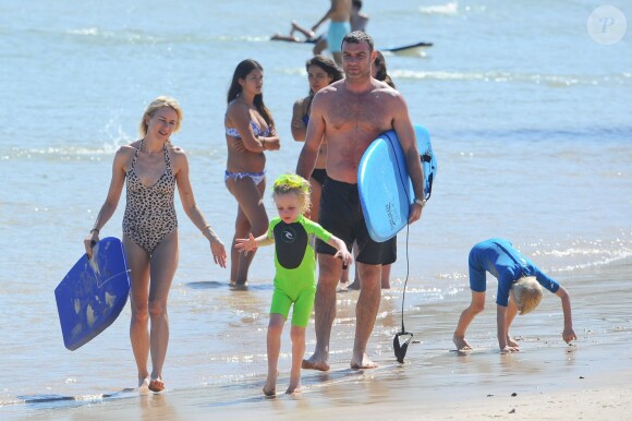 Naomi Watts et Liev Schreiber avec leurs fils Samuel et Alexander sur la plage de Bondi Beach à Sydney en Australie le 16 décembre 2013.