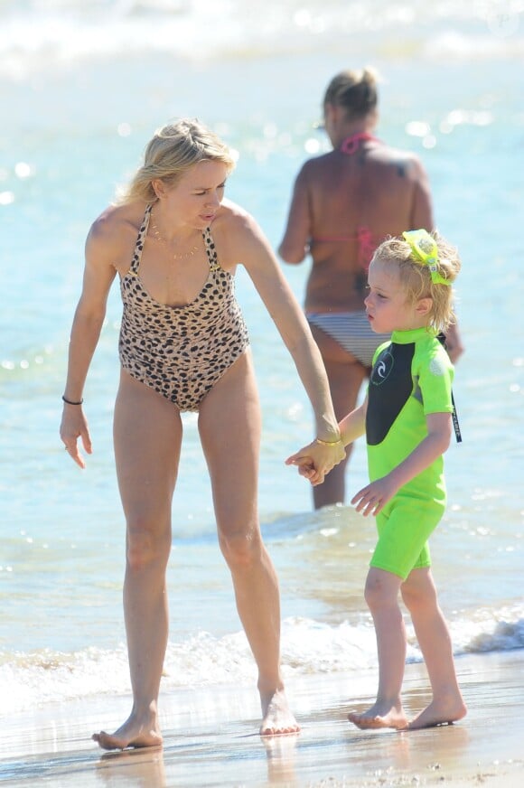 Naomi Watts éblouissante en maillot de bain une pièce avec son fils Samuel Kai sur la plage de Bondi Beach à Sydney en Australie le 16 décembre 2013.