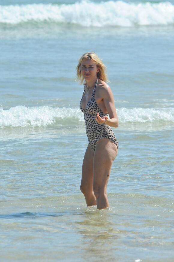 Naomi Watts éblouissante en maillot de bain une pièce sur la plage de Bondi Beach à Sydney en Australie le 16 décembre 2013.