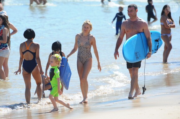 Naomi Watts et Liev Schreiber avec leurs fils Samuel et Alexander sur la plage de Bondi Beach à Sydney en Australie le 16 décembre 2013.