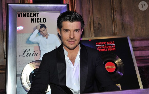 Remise du disque de platine au ténor Vincent Niclo pour son album "Luis" au No Comment à Paris, le 5 décembre 2013.