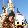 Laetitia Casta a passé une délicieuse journée à Dineyland Paris le week-end du 14-15 décembre 2013. La jolie française pose avec l'incontournable Daisy !