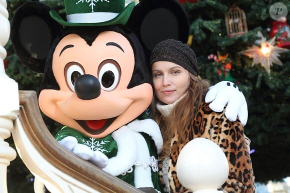 Laetitia Casta et l'indétrônable Mickey, a passé une délicieuse journée à Dineyland Paris le week-end du 14-15 décembre 2013