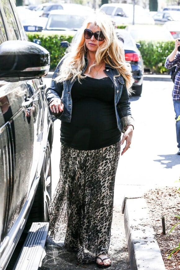 Jessica Simpson, enceinte, à Calabasas, Los Angeles, le 6 avril 2013.