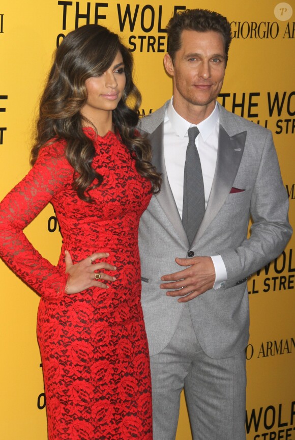 Matthew McConaughey et sa femme Camila Alves lors de la première du film Le Loup de Wall Street à New York, le 17 décembre 2013.