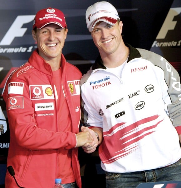 Michael Schumacher et son petit frère Ralf sur le circuit du Nürburgring le 4 mai 2006 -
Dans l'ombre de son légendaire frangin en Formule 1, il passa tout de même 10 ans sur les pistes de F1 à travers le monde, le temps pour lui de décrocher 6 victoires en 180 courses. Reconverti depuis dans le DTM, il a couru dans un relative anonymat avant de dire stop à la course automobile, un an après son frère Michael.