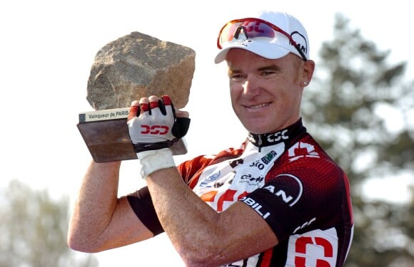 Stuart O'Grady après sa victoire sur le mythique Paris-Roubaix le 15 avril 2007 -
Avec 17 participations au Tour de France, l'Australien a égalé le record de l'Américain George Hincapie. Cycliste à la longévité exceptionnelle, Stuart O'Grady a décroché 4 médailles olympiques sur piste entre 1994 et 2004 et une en or. Vainqueur du Paris-Roubaix en 2007, le cycliste se retire avec de nombreuses victoires d'étapes dans les Grands Tours, dont deux sur le Tour de France, portant durant 9 jours le maillot jaune