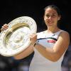 Marion Bartoli après sa victoire en finale de Wimbledon le 6 juillet 2013 à Londres -
Six semaines après avoir triomphé sur la verte pelouse de Wimbledon, pour sa première victoire en Grand Chelem, Marion Bartoli surprend la planète tennis en annonçant sa retraite sportive en août. Victorieuse du tournoi dont elle a toujours rêvé, la jeune femme de 28 ans dit stop alors qu'elle venait de retrouver l'équipe de France de Fed Cup après des années d'absence. Une décision que l'on a cru un temps passagère mais qui s'avérera définitive. Un coup dur pour le tennis féminin français qui voit sa numéro un, régulièrement dans le top 10 depuis des années, ranger ses raquettes et laisser un vide abyssal derrière elle...