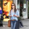 Le top brésilien Alessandra Ambrosio fait du shopping avec une amie a Beverly Hills, le 17 decembre 2013.