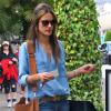 Le mannequin de 32 ans Alessandra Ambrosio fait du shopping avec une amie à Beverly Hills, le 17 decembre 2013.