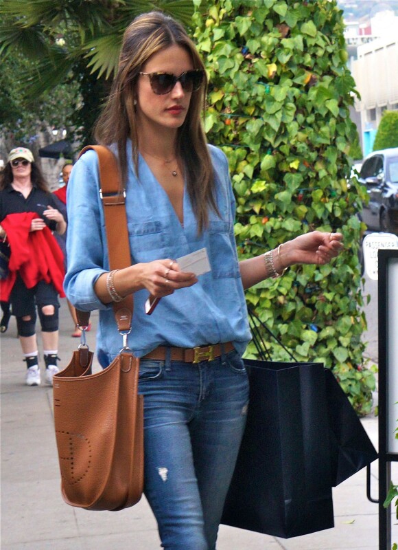 Le mannequin de 32 ans Alessandra Ambrosio fait du shopping avec une amie à Beverly Hills, le 17 decembre 2013.