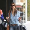 Le top brésilien Alessandra Ambrosio fait du shopping avec une amie a Beverly Hills, le 17 decembre 2013.