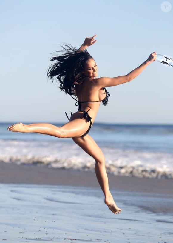 Jaclyn Swedberg, sexy et souple lors d'un shooting pour 138 Water sur une plage. Malibu, le 16 décembre 2013.