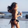 Jaclyn Swedberg, divine en bikini, enchaîne les poses pour 138 Water sur une plage de Malibu, le 16 décembre 2013.
