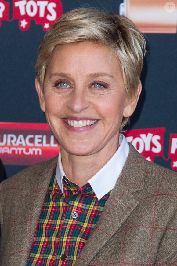Ellen DeGeneres apporte son soutien à la "Duracell Toys for Tots initiative Power A Smile" à Van Nuys, le 22 novembre 2013.