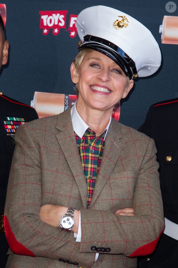L'animatrice Ellen DeGeneres apporte son soutien à la "Duracell Toys for Tots initiative Power A Smile" à Van Nuys, le 22 novembre 2013.