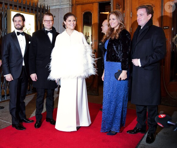 Le prince Carl Philip, le prince Daniel, la princesse Victoria, la princesse Madeleine, enceinte de 6 mois, avec son mari Christopher O'Neill au Théâtre Oscar à Stockholm le 19 décembre 2013 pour la soirée événement en l'honneur des 70 ans de la reine Silvia de Suède.