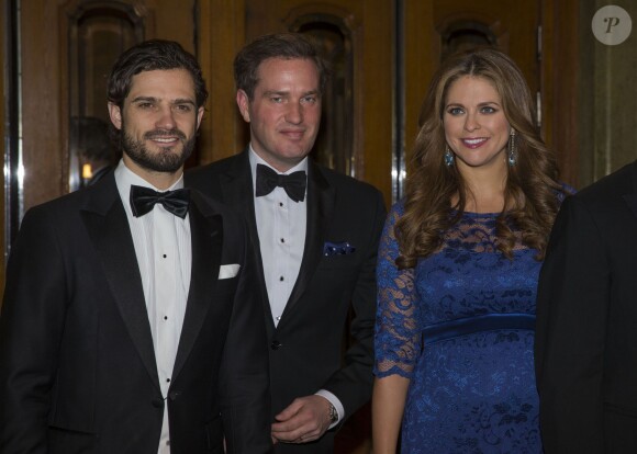 Le prince Carl Philip avec Chris O'Neill et la princesse Madeleine au Théâtre Oscar à Stockholm le 19 décembre 2013 pour la soirée événement en l'honneur des 70 ans de la reine Silvia de Suède.