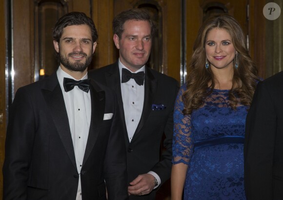 Le prince Carl Philip avec Chris O'Neill et la princesse Madeleine au Théâtre Oscar à Stockholm le 19 décembre 2013 pour la soirée événement en l'honneur des 70 ans de la reine Silvia de Suède.