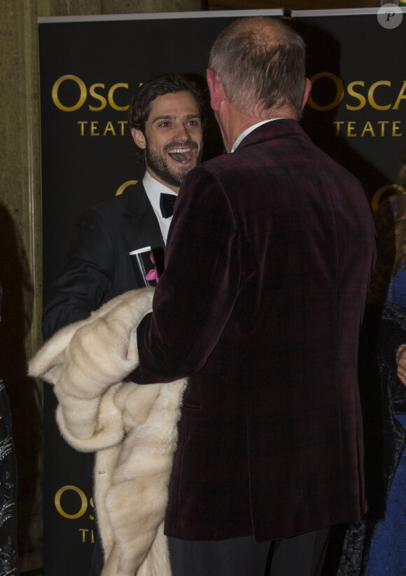 Le prince Carl Philip de Suède au Théâtre Oscar à Stockholm le 19 décembre 2013 pour la soirée événement en l'honneur des 70 ans de la reine Silvia de Suède. Sa compagne Sofia Hellqvist était également invitée.