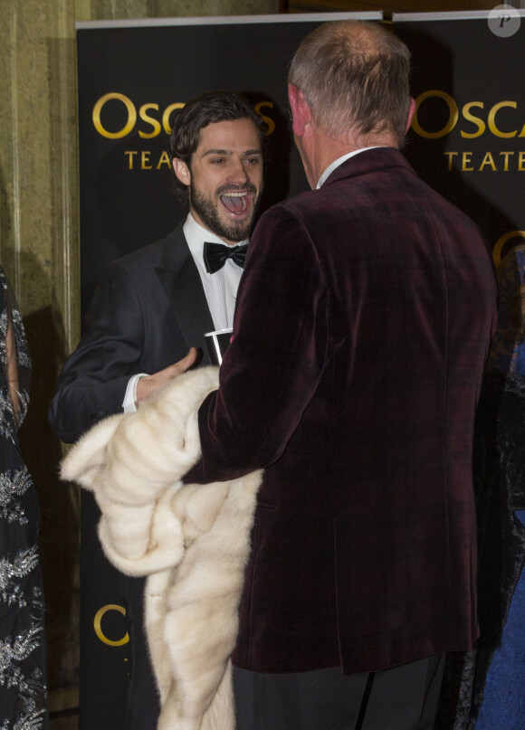Le prince Carl Philip de Suède au Théâtre Oscar à Stockholm le 19 décembre 2013 pour la soirée événement en l'honneur des 70 ans de la reine Silvia de Suède. Sa compagne Sofia Hellqvist était également invitée.