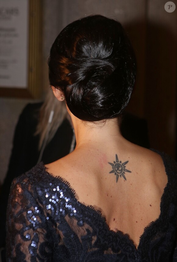 Sofia Hellqvist, petite amie du prince Carl Philip de Suède, dévoilait un nouveau tatouage au Théâtre Oscar à Stockholm le 19 décembre 2013 lors de la soirée événement en l'honneur des 70 ans de la reine Silvia de Suède.
