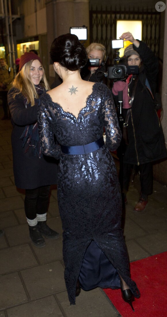 Sofia Hellqvist, compagne du prince Carl Philip de Suède, était invitée à la soirée spéciale en l'honneur des 70 ans de la reine Silvia, le 19 décembre 2013 au Théâtre Oscar à Stockholm.
