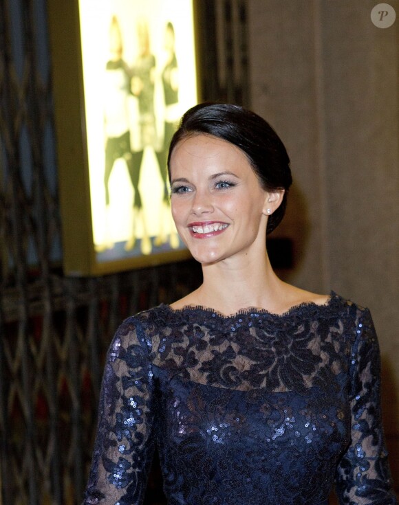 Sofia Hellqvist, compagne du prince Carl Philip de Suède, était invitée à la soirée spéciale en l'honneur des 70 ans de la reine Silvia, le 19 décembre 2013 au Théâtre Oscar à Stockholm.