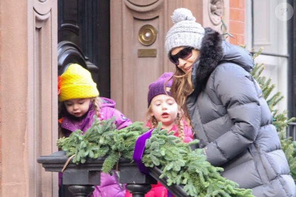 Sarah Jessica Parker et ses filles Tabitha et Marion décorent leur maison à New York, le 19 décembre 2013.