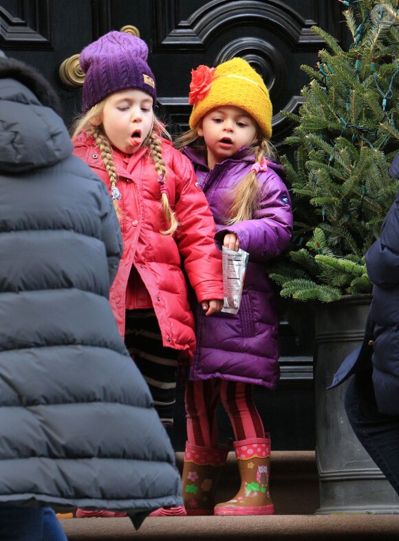 Tabitha et Marion décorent leur maison à New York, le 19 décembre 2013.