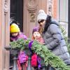 L'actrice Sarah Jessica Parker et ses filles Tabitha et Marion décorent leur maison à New York, le 19 décembre 2013.