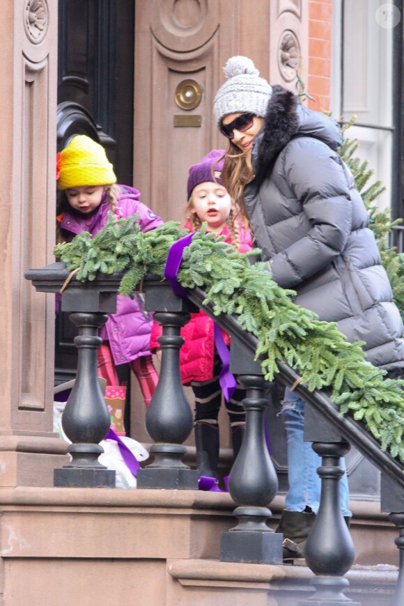 L'actrice Sarah Jessica Parker et ses filles Tabitha et Marion décorent leur maison à New York, le 19 décembre 2013.