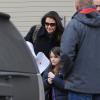 Katie Holmes passe prendre sa fille Suri pour son dernier jour d'école à New York, le 20 décembre 2013.