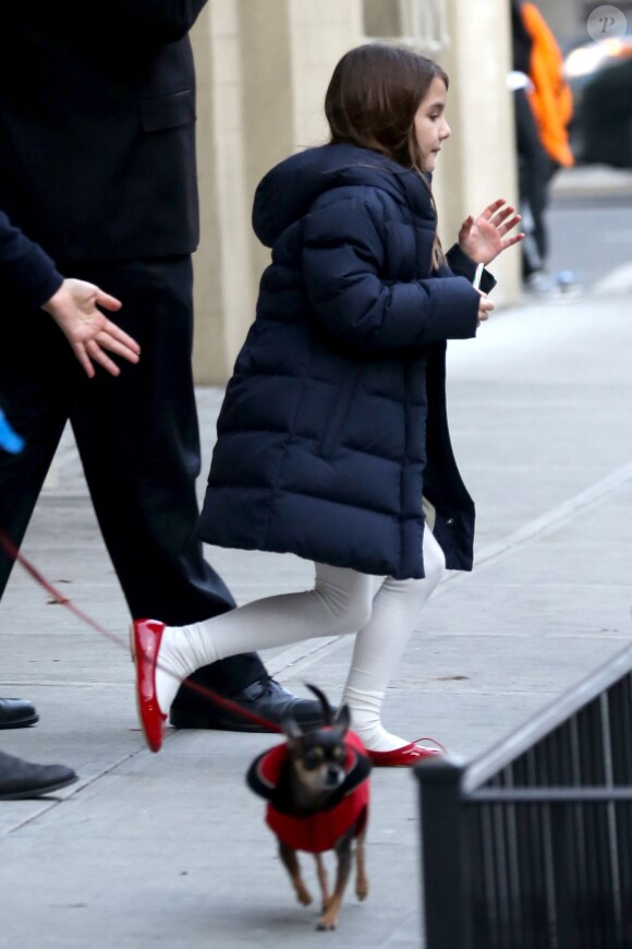 Suri Cruise toute heureuse que sa mère Katie Holmes soit venue la chercher à New York, le 20 décembre 2013.