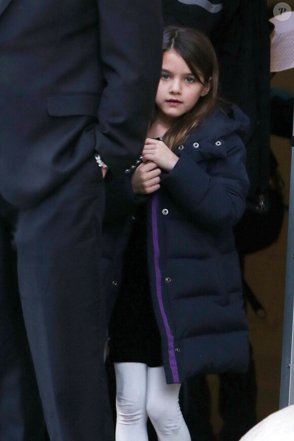 Suri Cruise sort de l'école où est venue la chercher sa mère Katie Holmes à New York, le 20 décembre 2013.