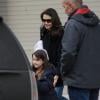 Suri Cruise sort de l'école où est venue la chercher sa mère Katie Holmes à New York, le 20 décembre 2013.