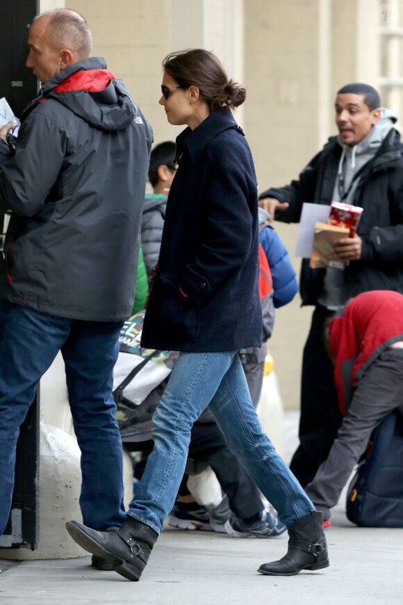 Katie Holmes va chercher sa fille Suri Cruise à l'école à New York, le 20 décembre 2013.