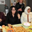 Exclusif : Yamina Benguigui visite une épicerie solidaire à quelques jours de Noël dans la banlieue de Lille, le 19 décembre 2013.