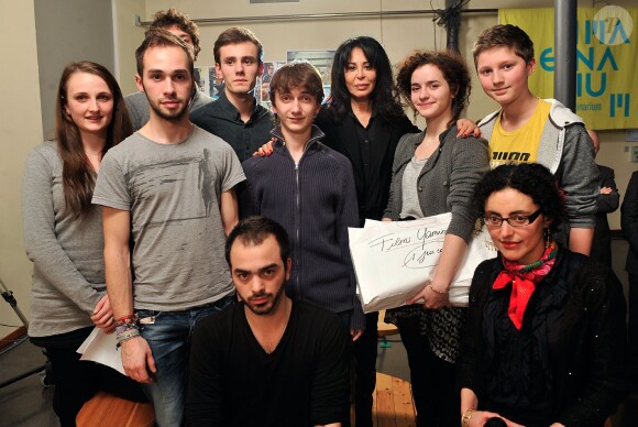 Exclusif - Yamina Benguigui visite l'ecole de cinéma et d'audiovisuel de Tourcoing, le 19 décembre 2013, et pose avec les étudiants.