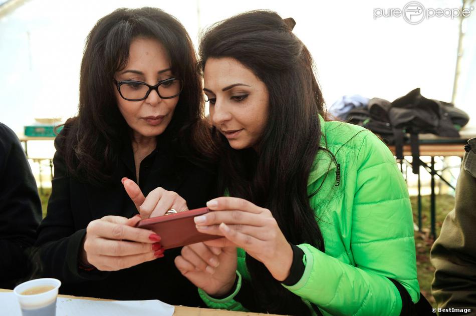Exclusif : Yamina Benguigui et sa fille Liza sur le tournage du film Discount produit par sa fille Liza, à Gravelines, le 19 décembre 2013.