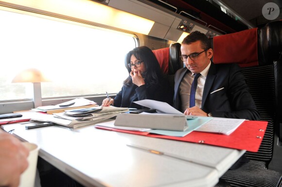 Exclusif : A bord du TGV, Yamina Benguigui prépare sa visite dans le Nord-Pas-De-Calais en compagnie de ses collaborateurs, le 19 decembre 2013.