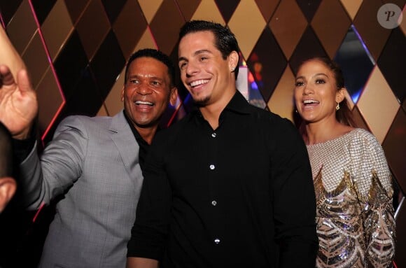 Jennifer Lopez fête son Premios Juventud Award avec Casper Smart et Benny Medina chez W Lounge à Miami, le 18 juillet 2013.