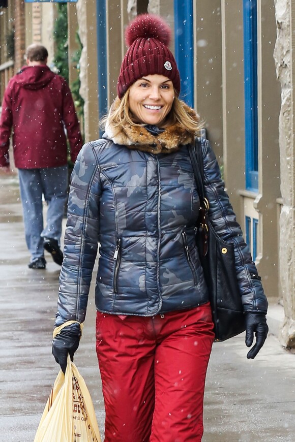 Lori Loughlin fait du shopping à Aspen, le 21 décembre 2013.