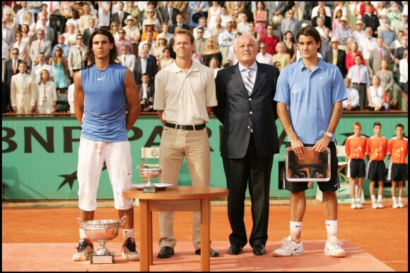 Stefan Edberg lors de la cérémonie de remise du trophée à Roland-Garros en 2006, à l'issue de la finale entre Rafael Nadal et Roger Federer