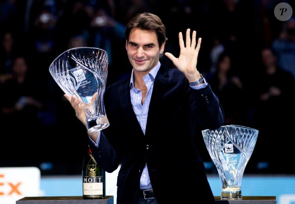 Roger Federer en novembre 2012 à Londres avec le trophée du Stefan Edberg Sportsmanship, remis par le champion suédois